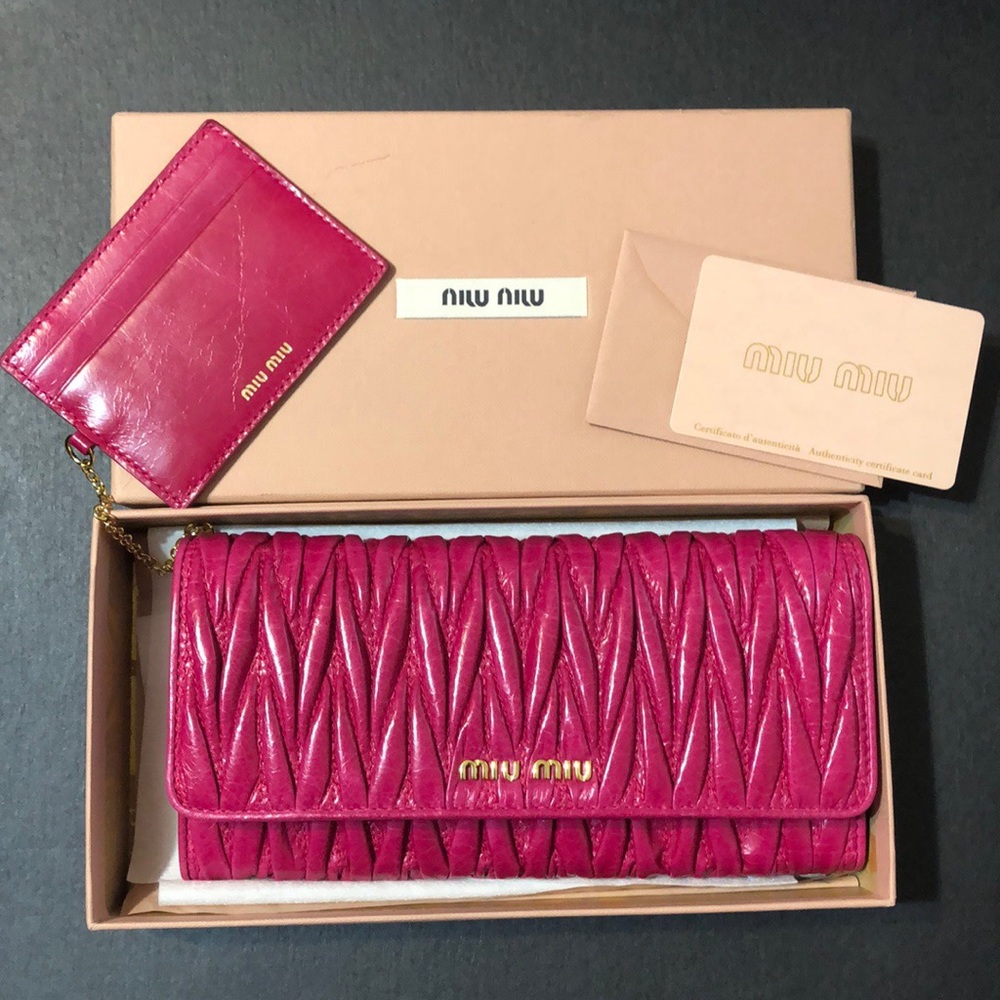 NBIB Miu Miu LARGE MATELASSÉ NAPPA LEATHER WALLET Fuxia